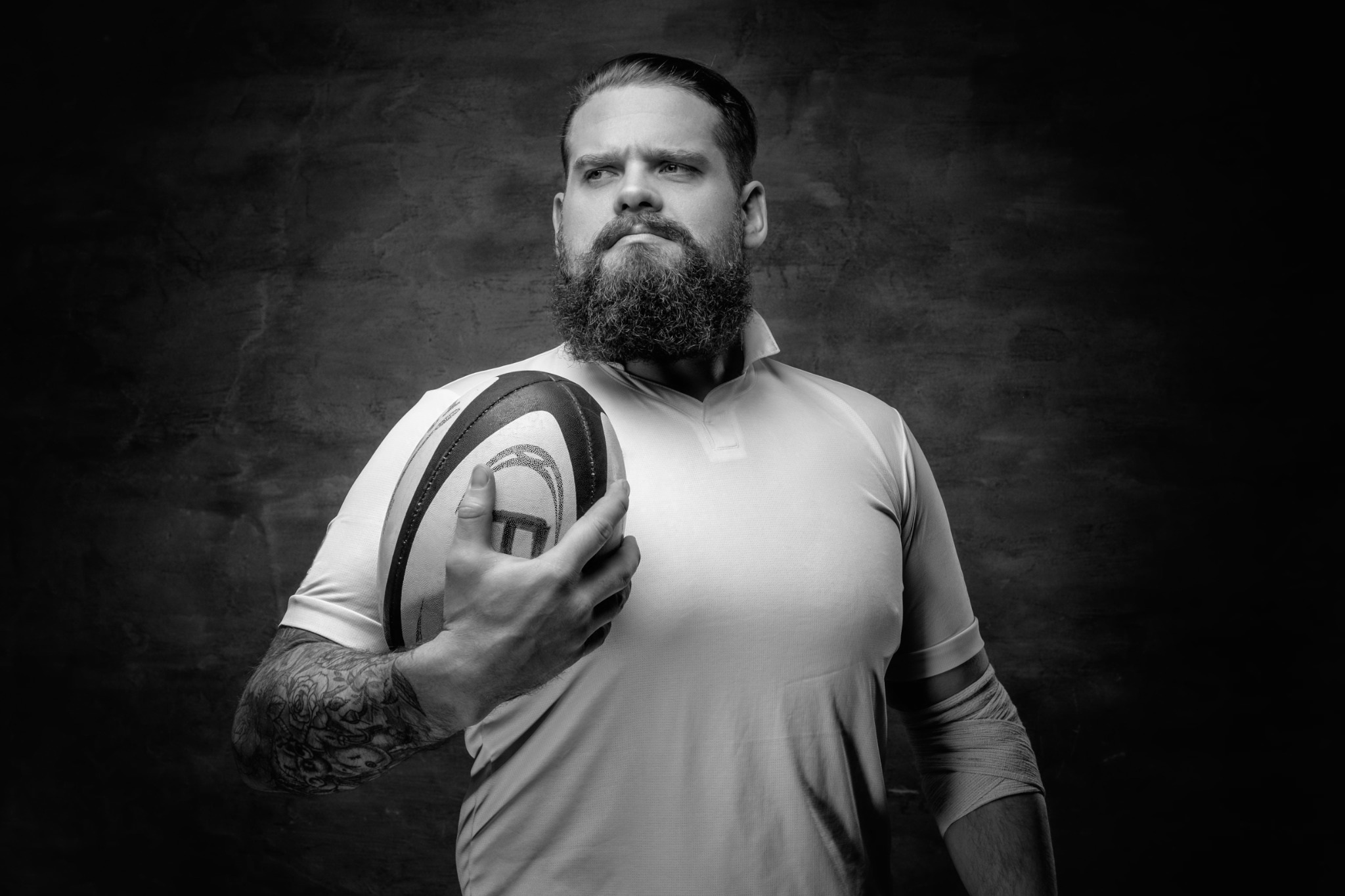 Rugbyman tenant fermement le ballon contre lui