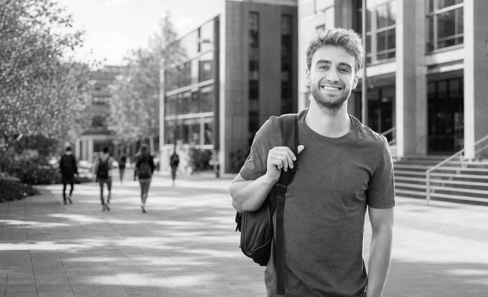 Étudiant sur un campus universitaire contemporain