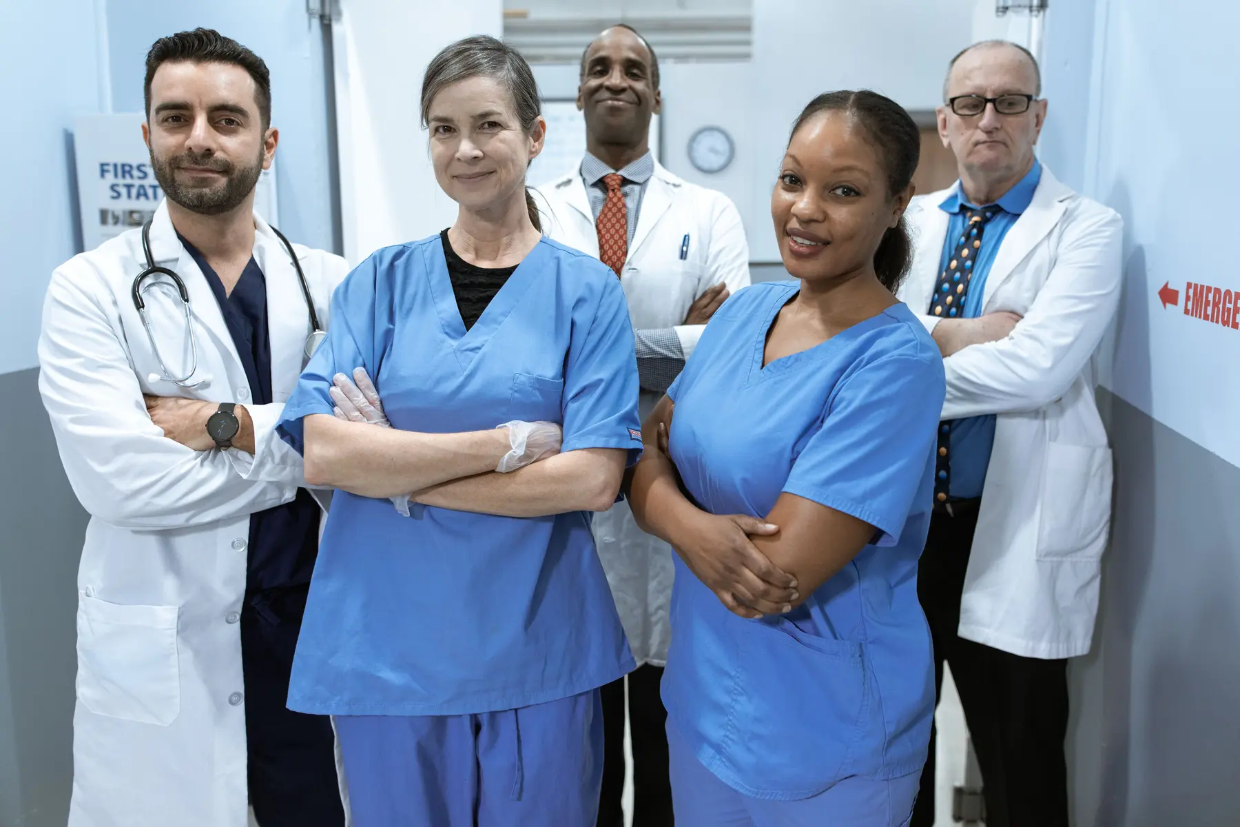 Équipe de médecins et de soignants réunie dans un hôpital